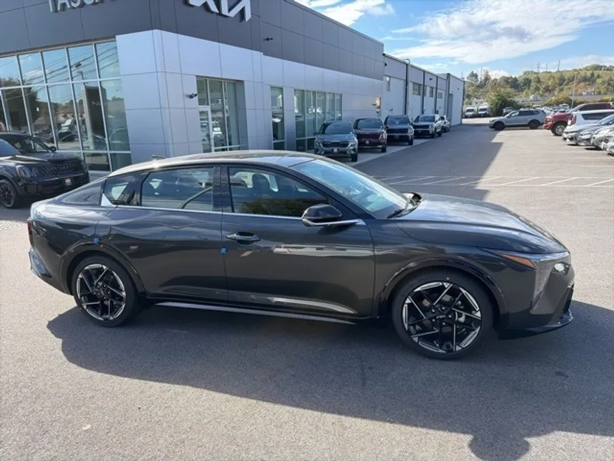 2025 Kia K4 GT-Line photo 1