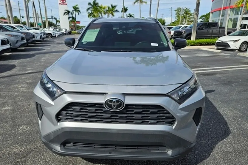 2019 Toyota RAV4 LE photo 1
