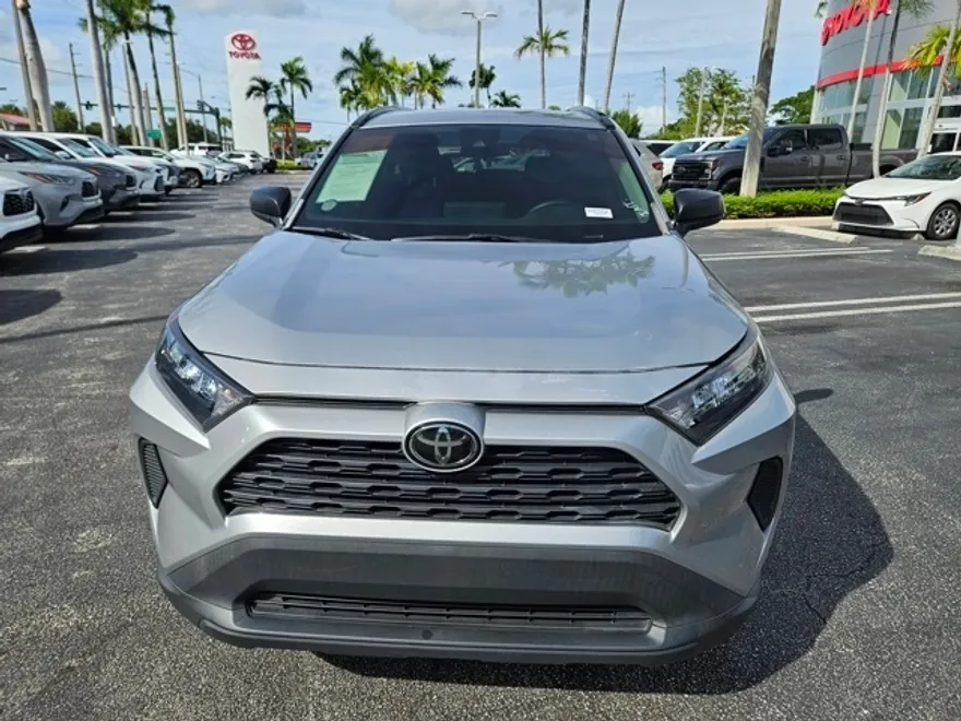 2019 Toyota RAV4 LE photo 1