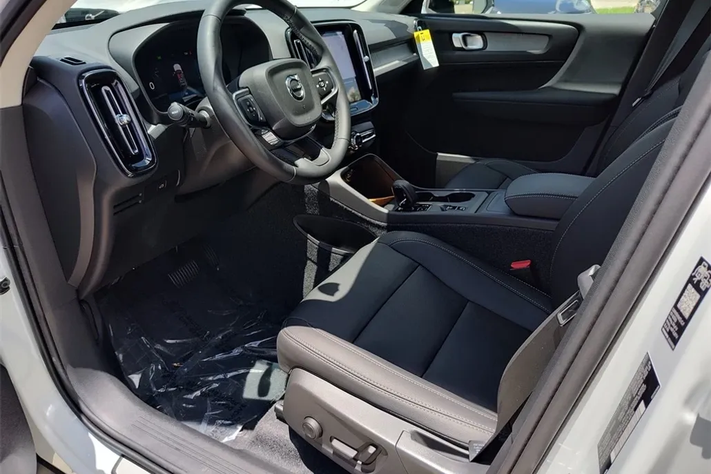 2026 Volvo XC40 Core photo 1