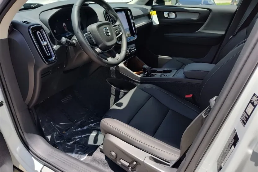 2026 Volvo XC40 Core photo 1