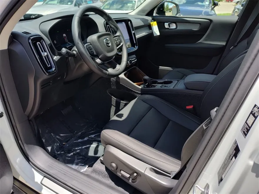 2026 Volvo XC40 Core photo 1