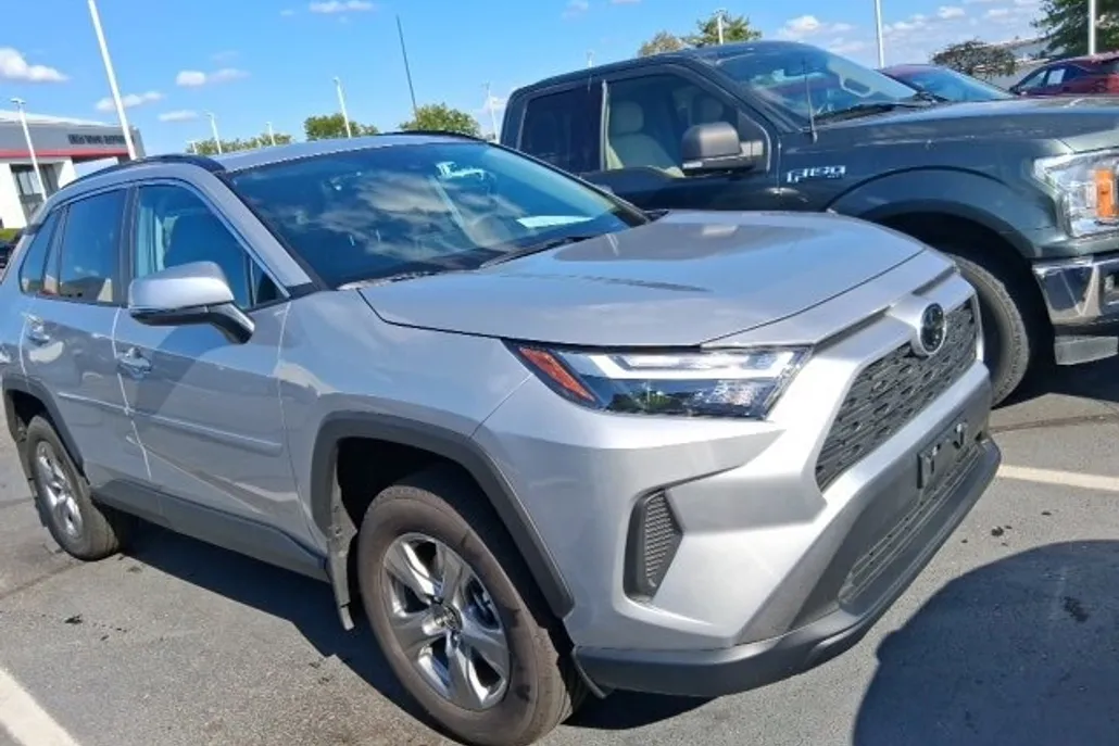 2024 Toyota RAV4 XLE photo 1