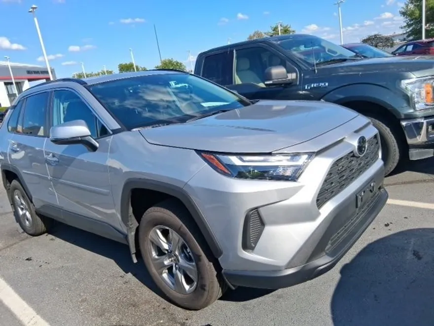 2024 Toyota RAV4 XLE photo 1