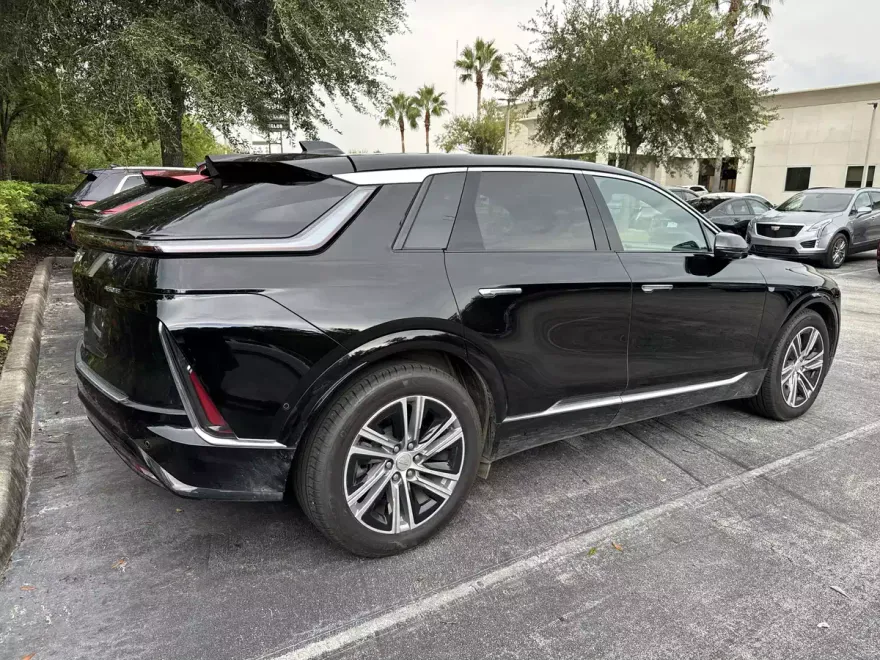 2024 Cadillac Lyriq Luxury photo 1