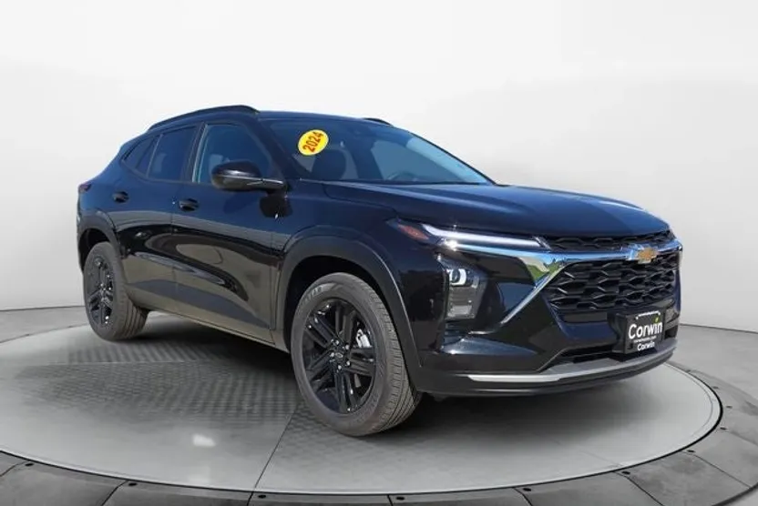 2024 Chevrolet Trax LT photo 1