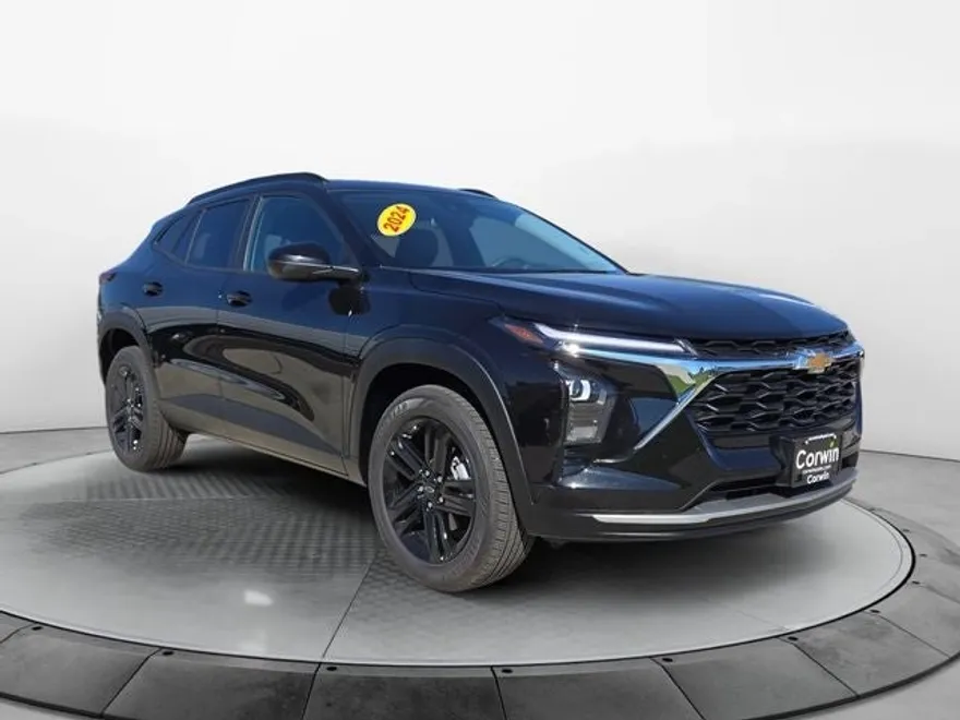 2024 Chevrolet Trax LT photo 1