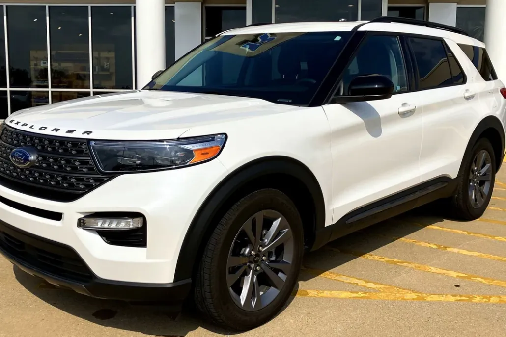 2023 Ford Explorer XLT photo 1