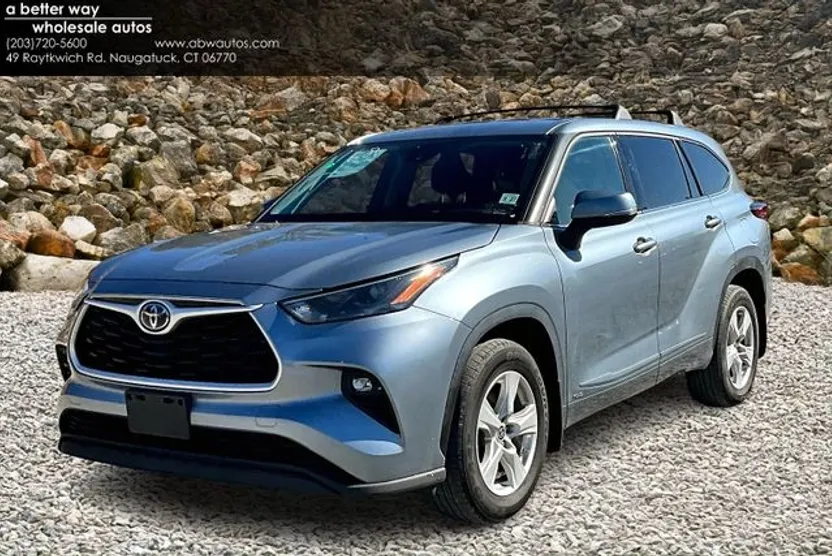 2022 Toyota Highlander Hybrid LE photo 1