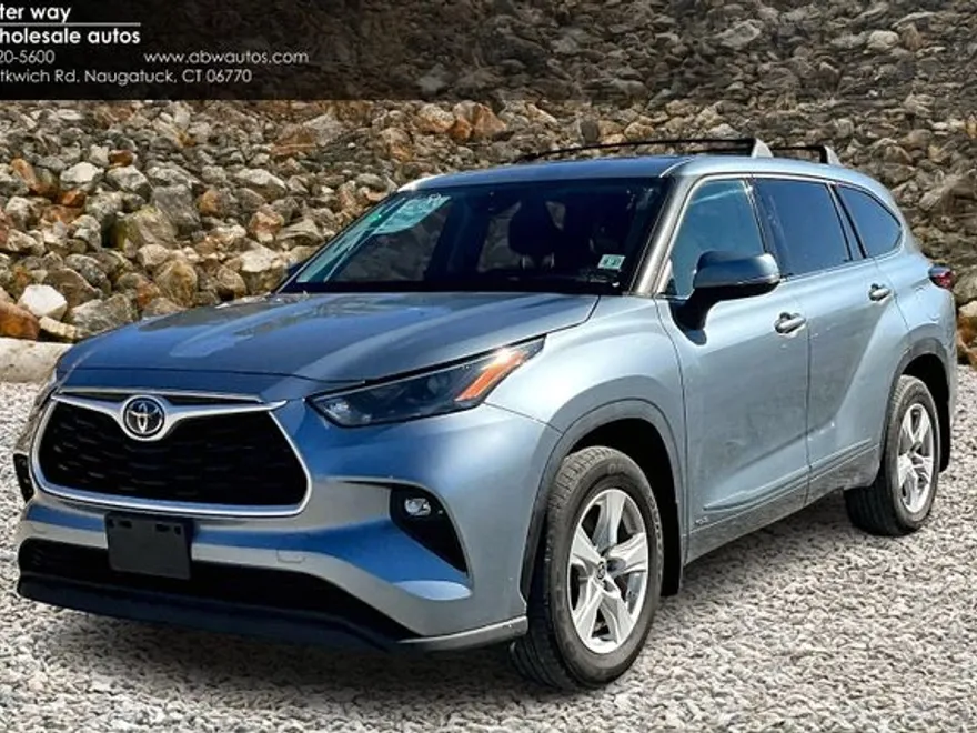 2022 Toyota Highlander Hybrid LE photo 1