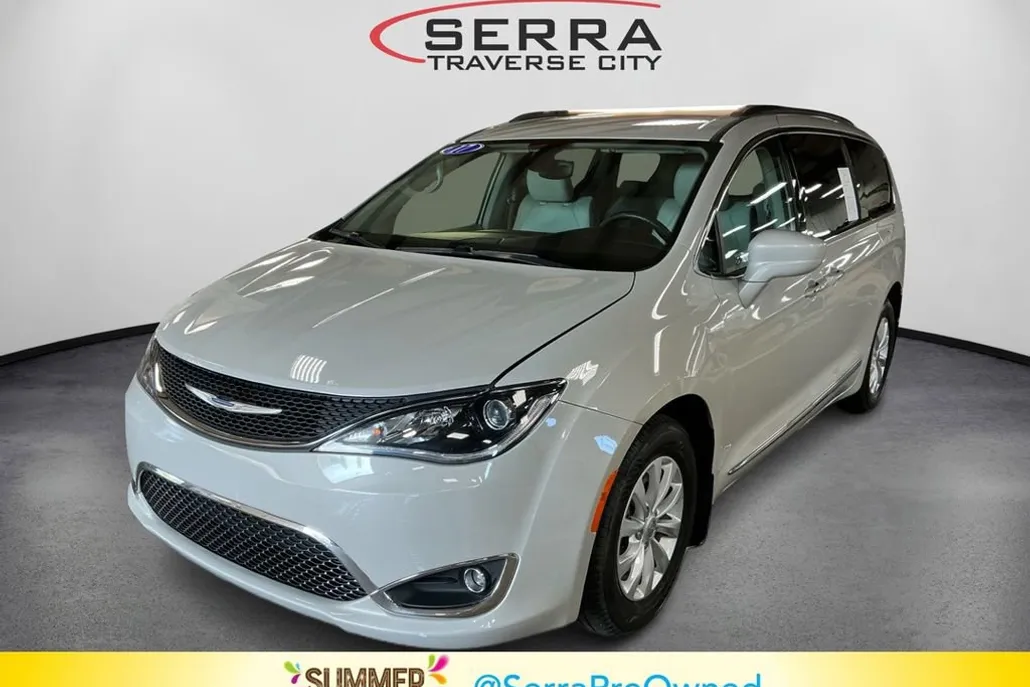 2017 Chrysler Pacifica Touring L photo 1