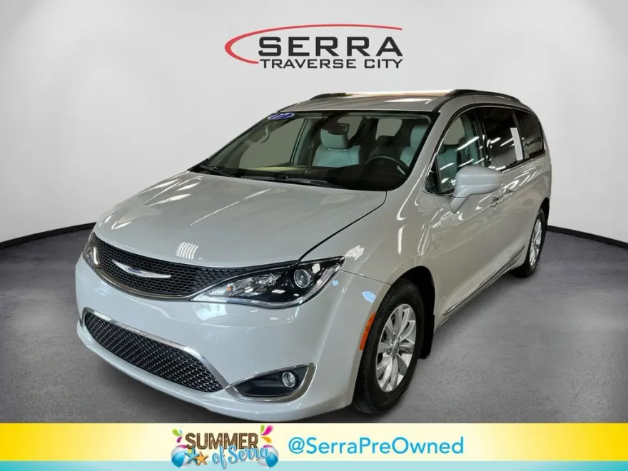 2017 Chrysler Pacifica Touring L photo 1