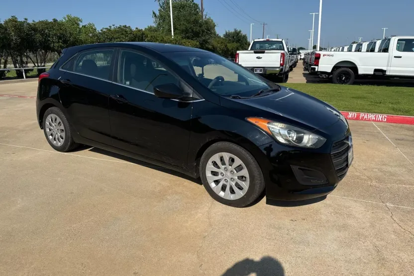 2017 Hyundai Elantra GT Base photo 1
