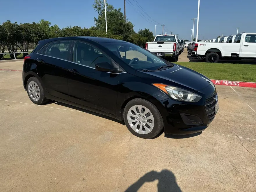 2017 Hyundai Elantra GT Base photo 1