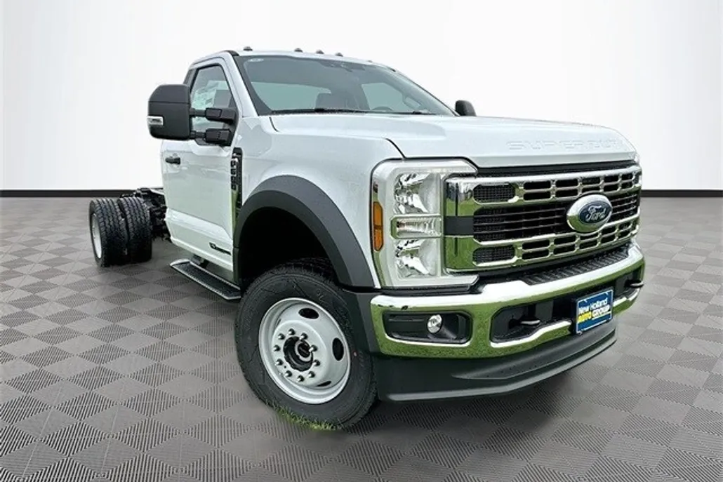 2025 Ford F-600 photo 1