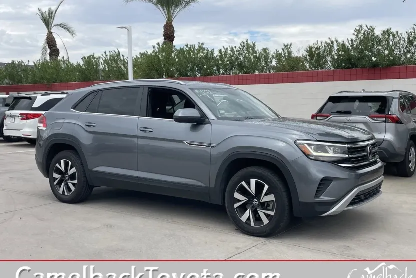 2022 Volkswagen Atlas Cross Sport SE photo 1