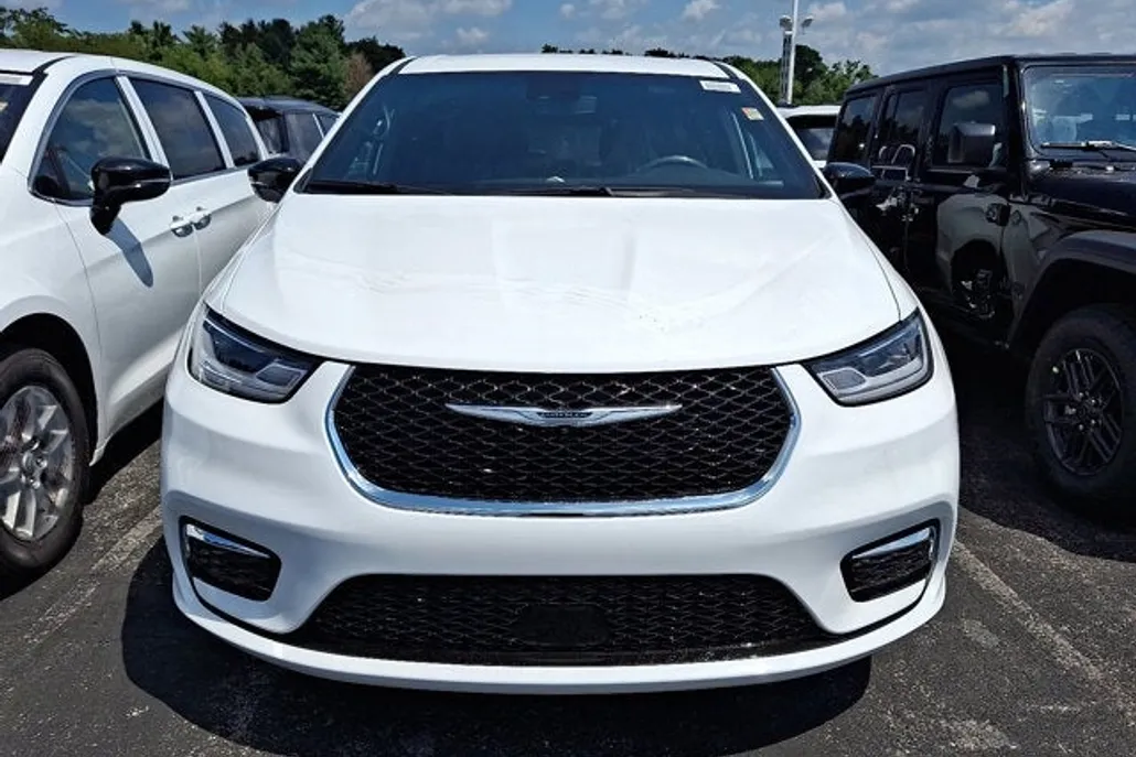 2026 Chrysler Pacifica photo 1