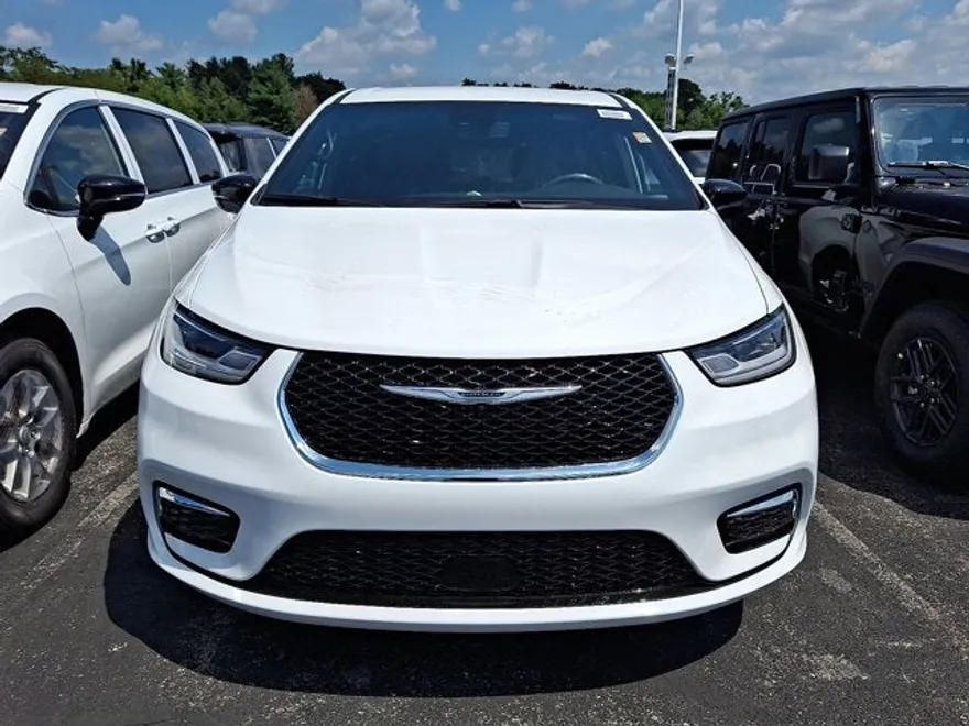 2026 Chrysler Pacifica photo 1