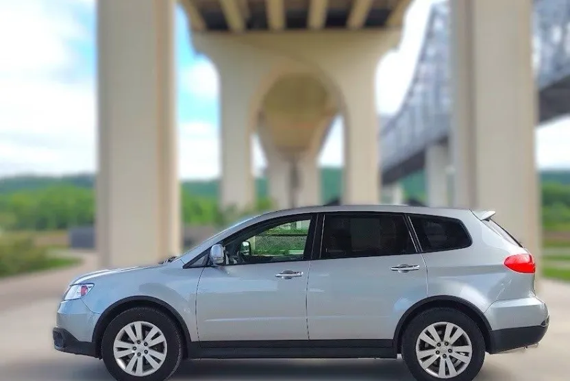 2011 Subaru Tribeca Premium photo 1