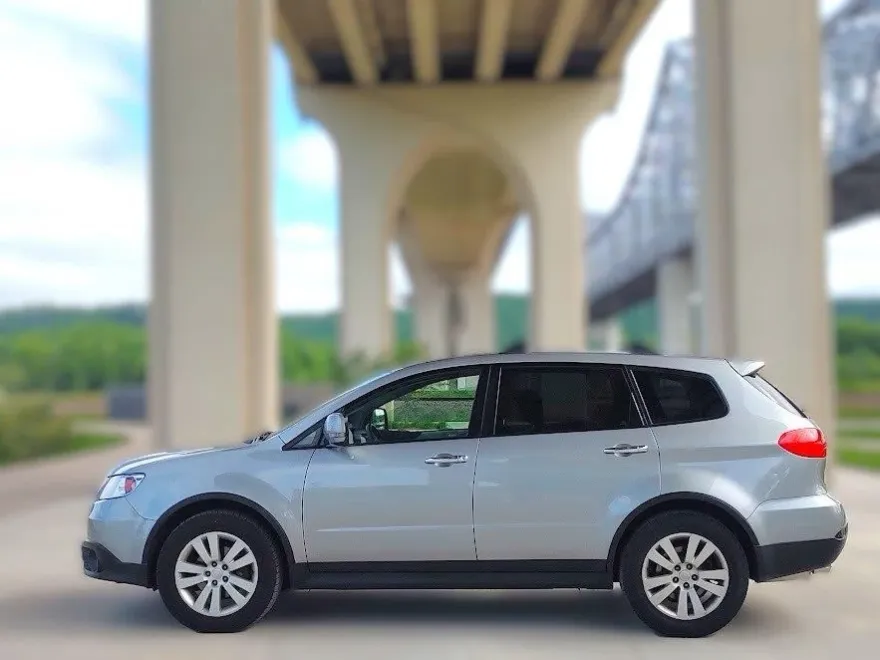 2011 Subaru Tribeca Premium photo 1