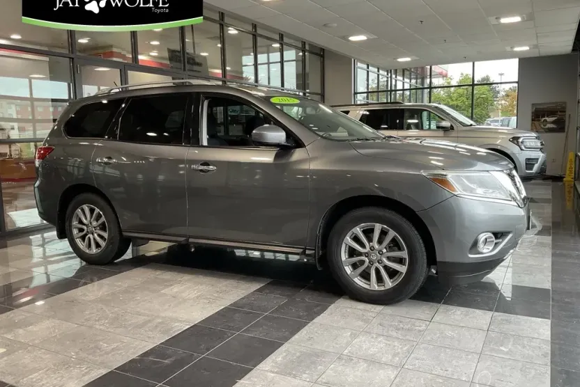 2015 Nissan Pathfinder SV photo 1