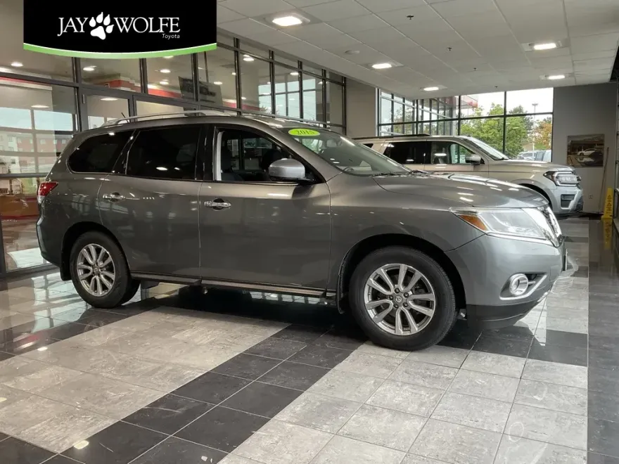 2015 Nissan Pathfinder SV photo 1