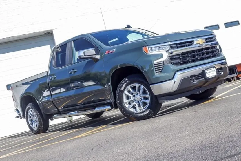 2026 Chevrolet Silverado 1500 LT photo 1