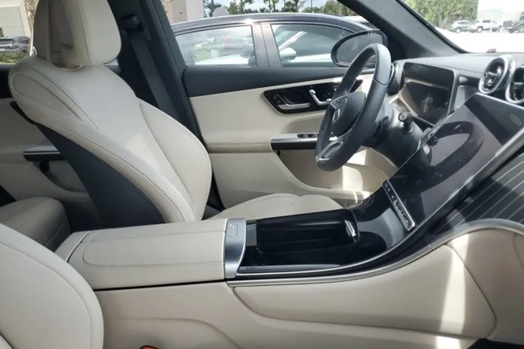 2024 Mercedes Benz GLC 300 photo 1