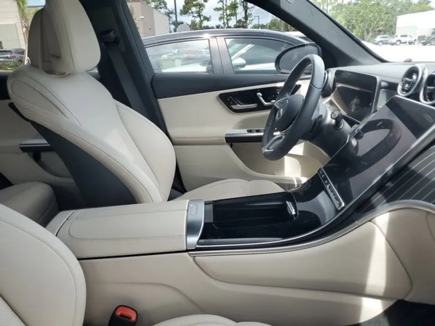 2024 Mercedes Benz GLC 300 photo 1