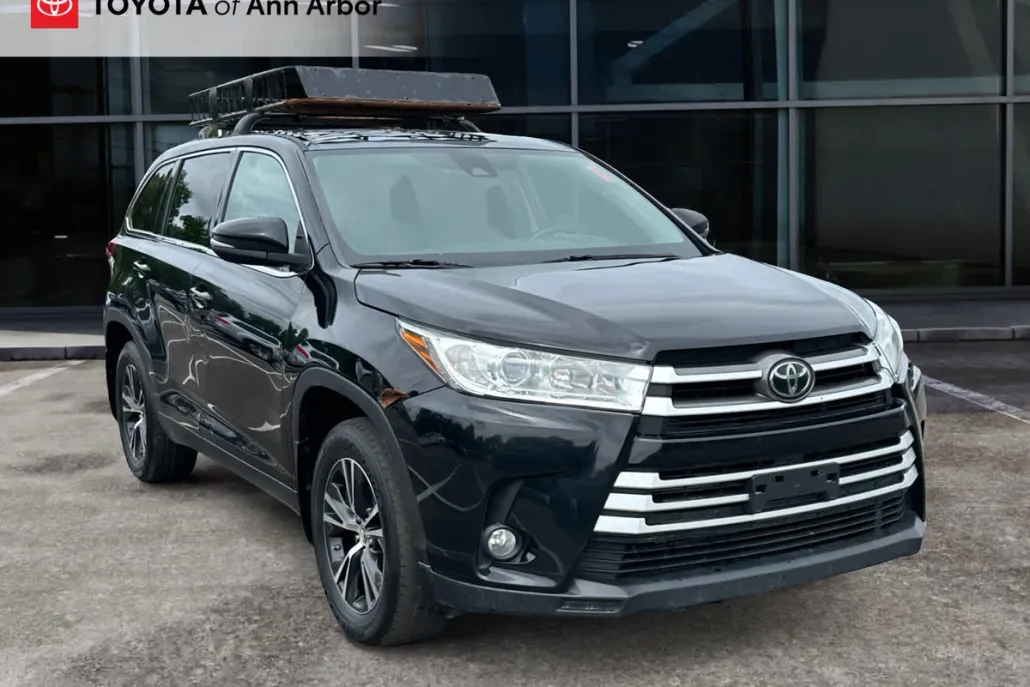 2019 Toyota Highlander LE Plus photo 1