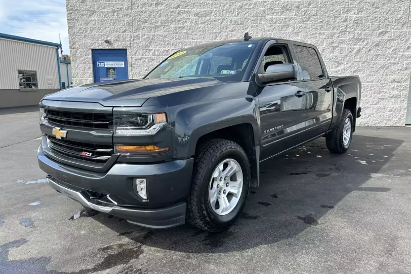 2018 Chevrolet Silverado LT photo 1