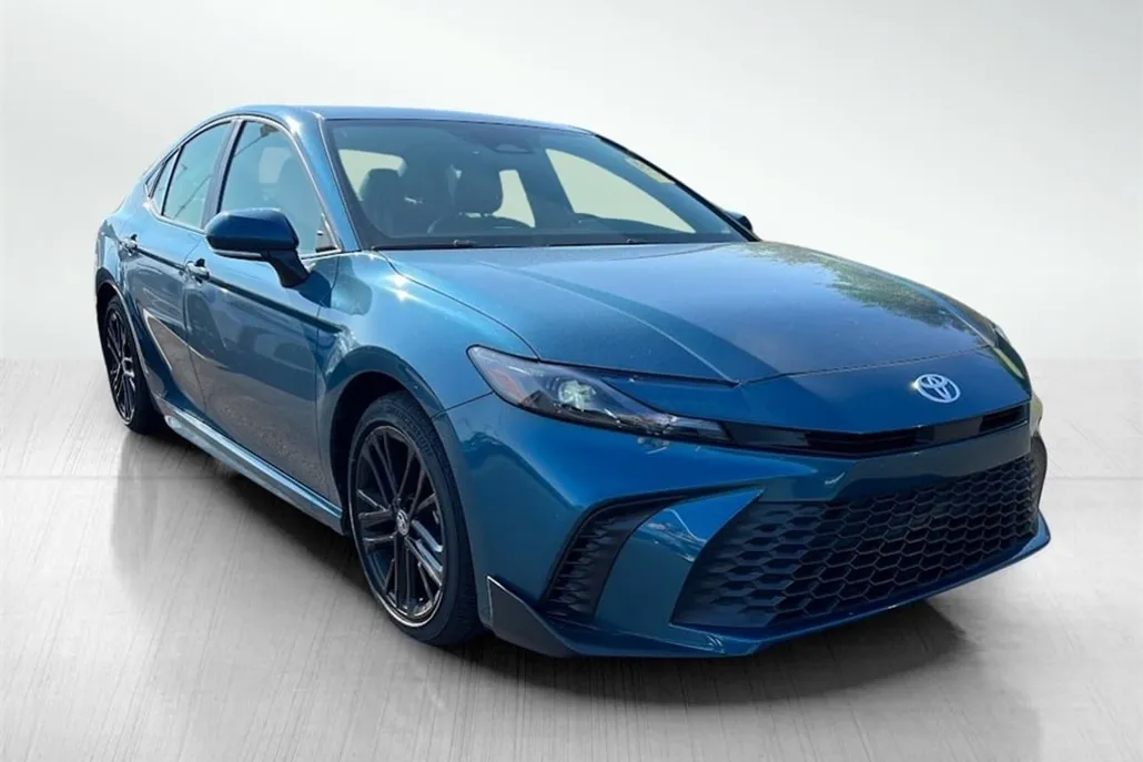 2025 Toyota Camry SE Hybrid photo 1