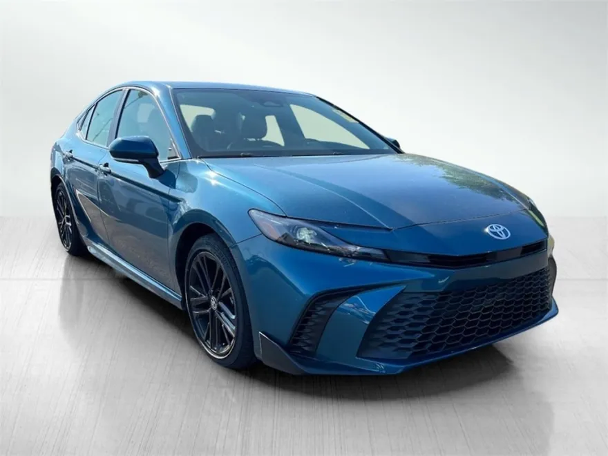 2025 Toyota Camry SE Hybrid photo 1