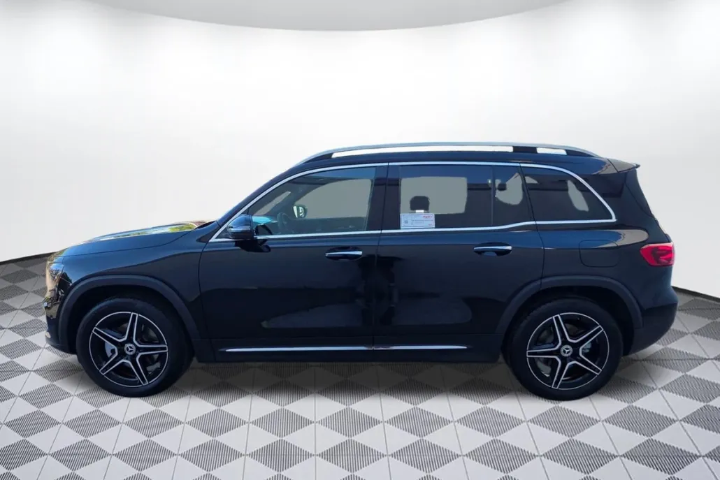 2026 Mercedes Benz GLB 250 4MATIC photo 1
