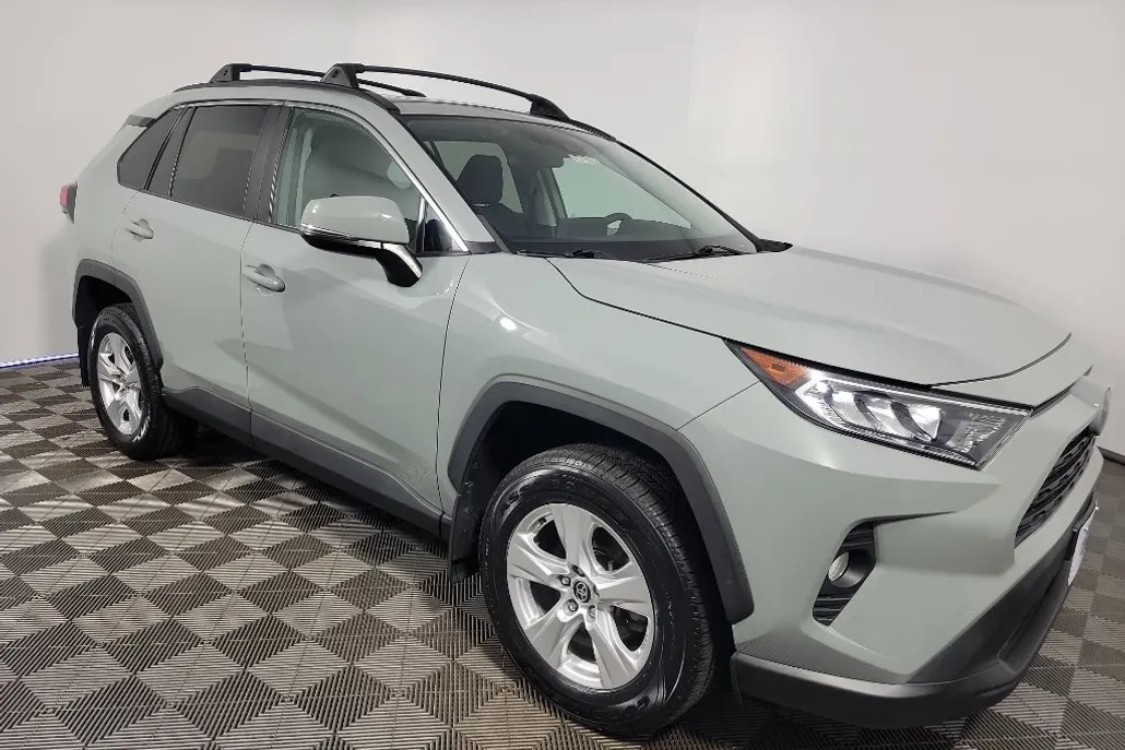 2021 Toyota RAV4 XLE photo 1