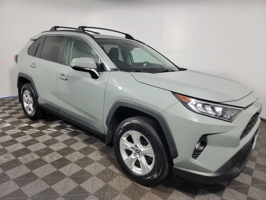 2021 Toyota RAV4 XLE photo 1