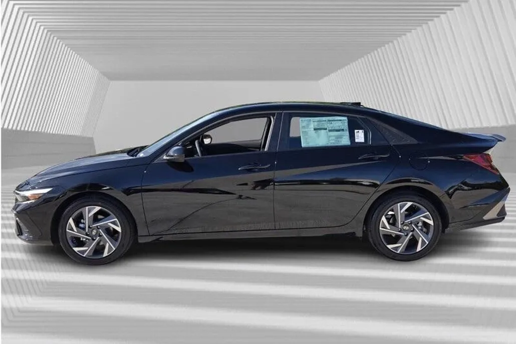 2025 Hyundai Elantra SEL Sport photo 1