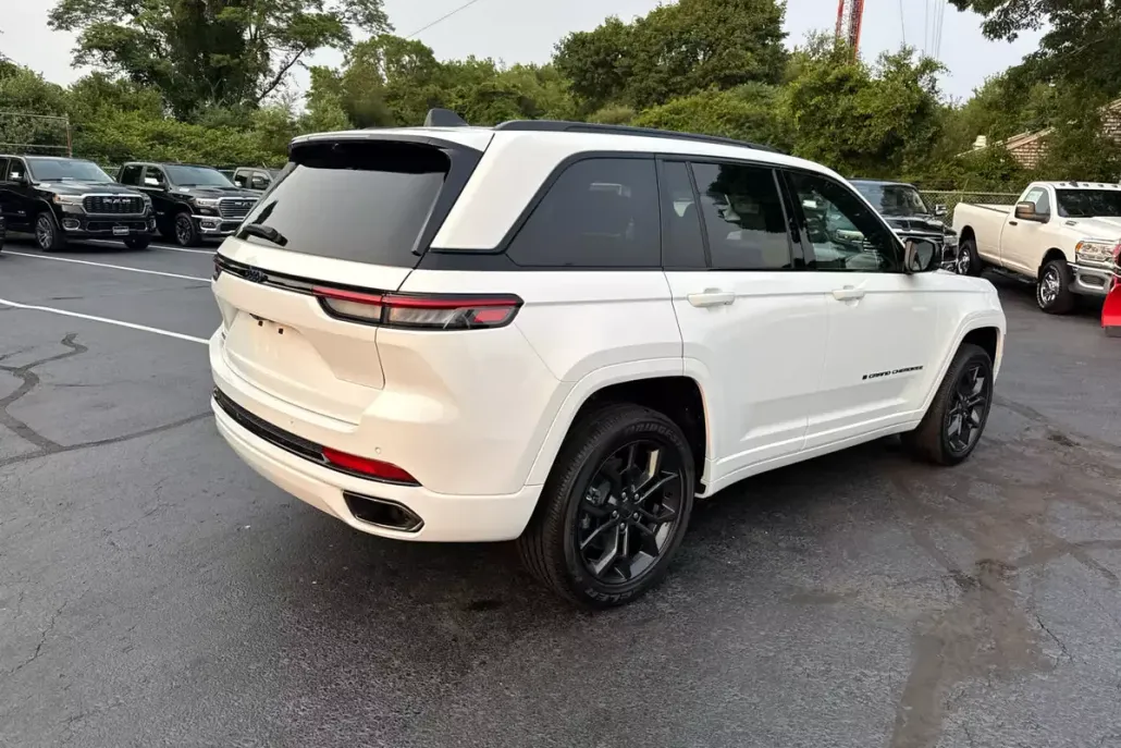 2024 Jeep Cherokee 80th Anniversary Edition photo 1