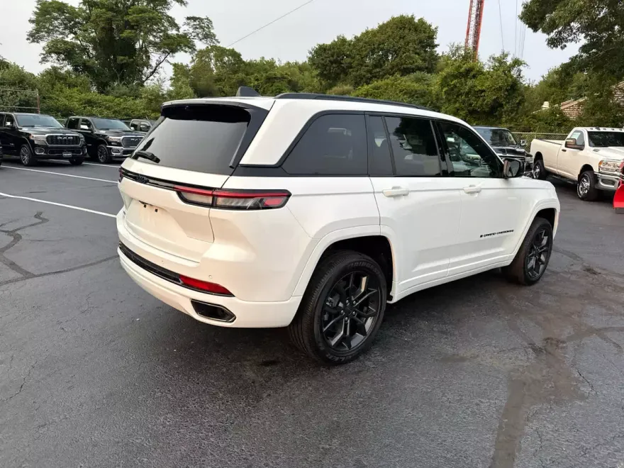 2024 Jeep Cherokee 80th Anniversary Edition photo 1