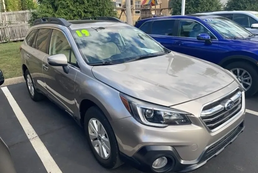 2019 Subaru Outback 2.5i Premium photo 1