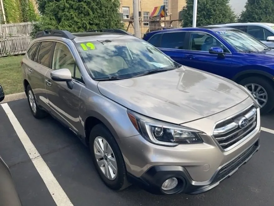 2019 Subaru Outback 2.5i Premium photo 1