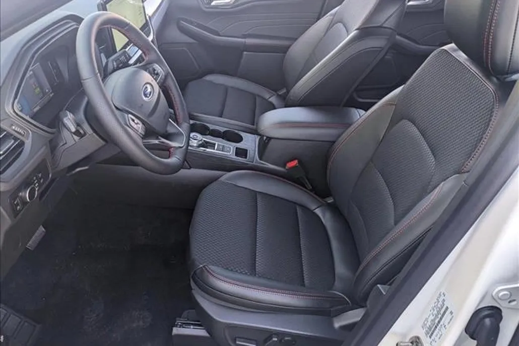2025 Ford Escape ST-Line photo 1