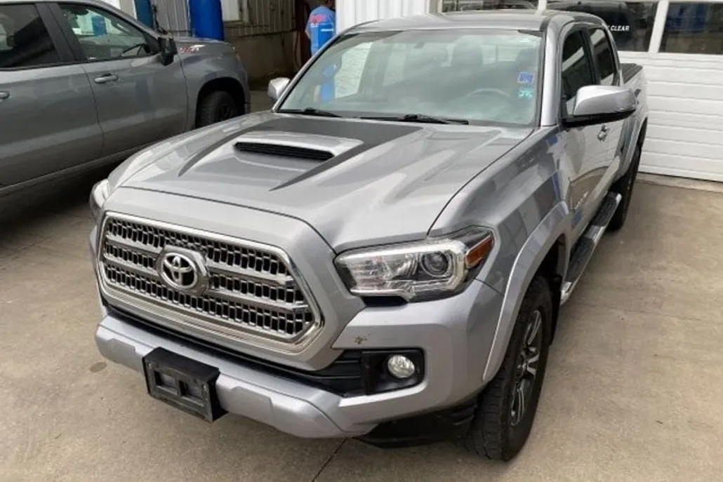 2017 Toyota Tacoma TRD Sport photo 1