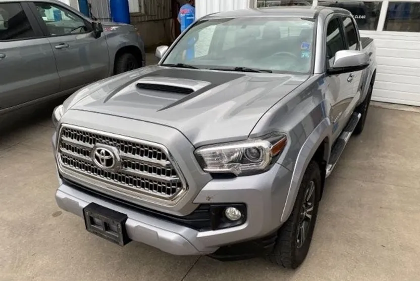 2017 Toyota Tacoma TRD Sport V6 photo 1