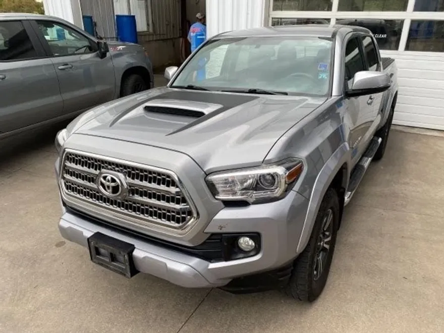 2017 Toyota Tacoma TRD Sport photo 1