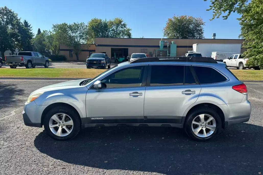 2013 Subaru Outback 2.5i Limited photo 1