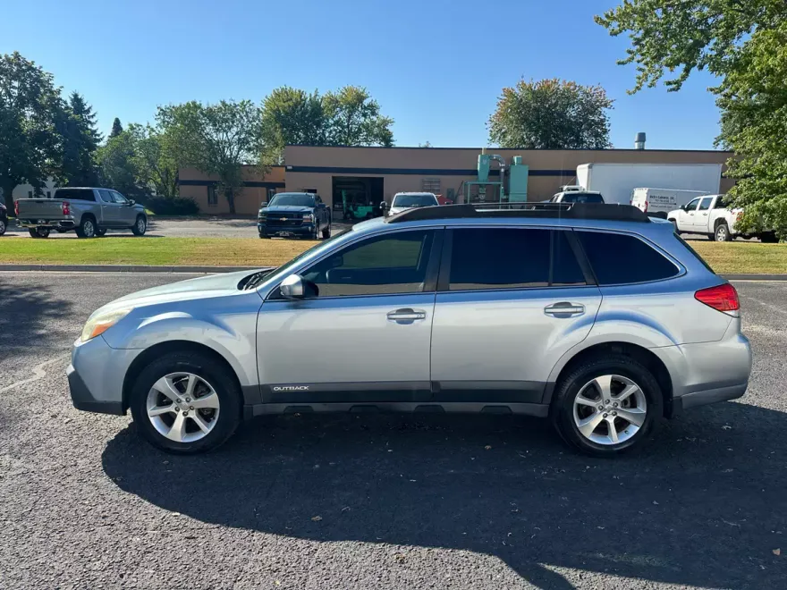 2013 Subaru Outback 2.5i Limited photo 1
