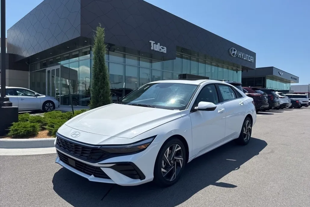 2025 Hyundai Elantra Limited photo 1