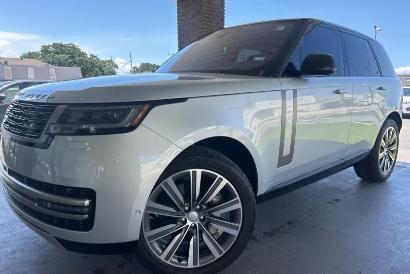 2023 Land Rover Range Rover SE photo 1