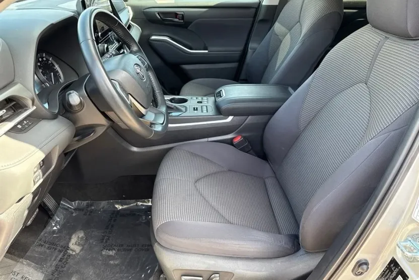 2024 Toyota Highlander LE photo 1